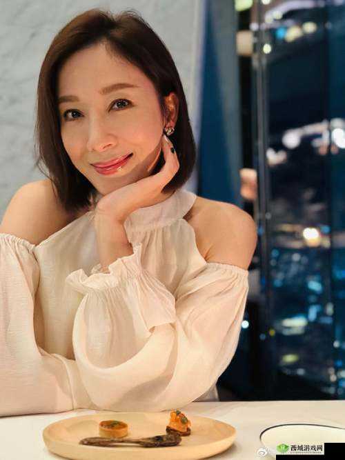 老公视角:美艳人妻在厨房做饭时撅着屁股