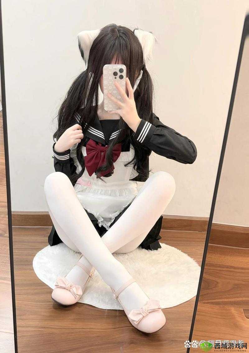 白丝女仆裸体被强扒内裤事件引发热议:网友热议背后的社会现象与道德反思